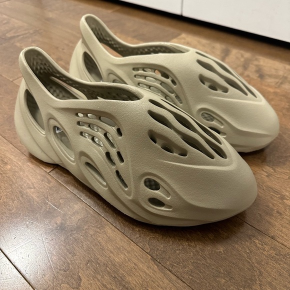 YEEZY FOAM RNR - Picture 2 of 6